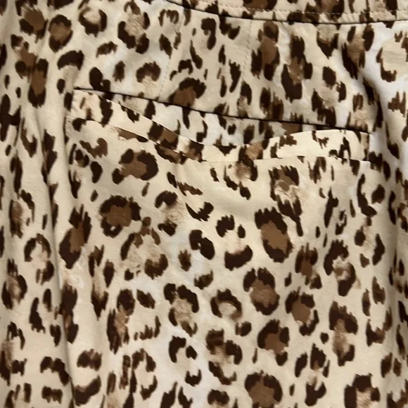 Chico's Zenergy Golf Lightweight Stretch Cropped Cargo Pants - Size 14 / 2.5 - Picture 6 of 7